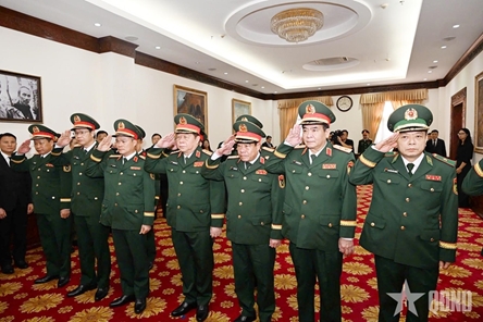 CMC, MND delegation pays tribute to Lao National Assembly President